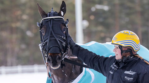 Kiikku's Trooper ja Christa Packalén säteilivät seremoniapaikalla.