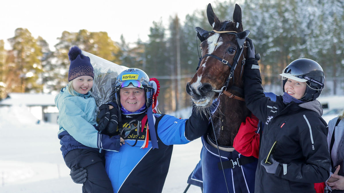 Juha Utalan sylissä voitonjuhlissa Siiri Utala ja tietenkin hevosen hoitaja Veera Venäläinen.
