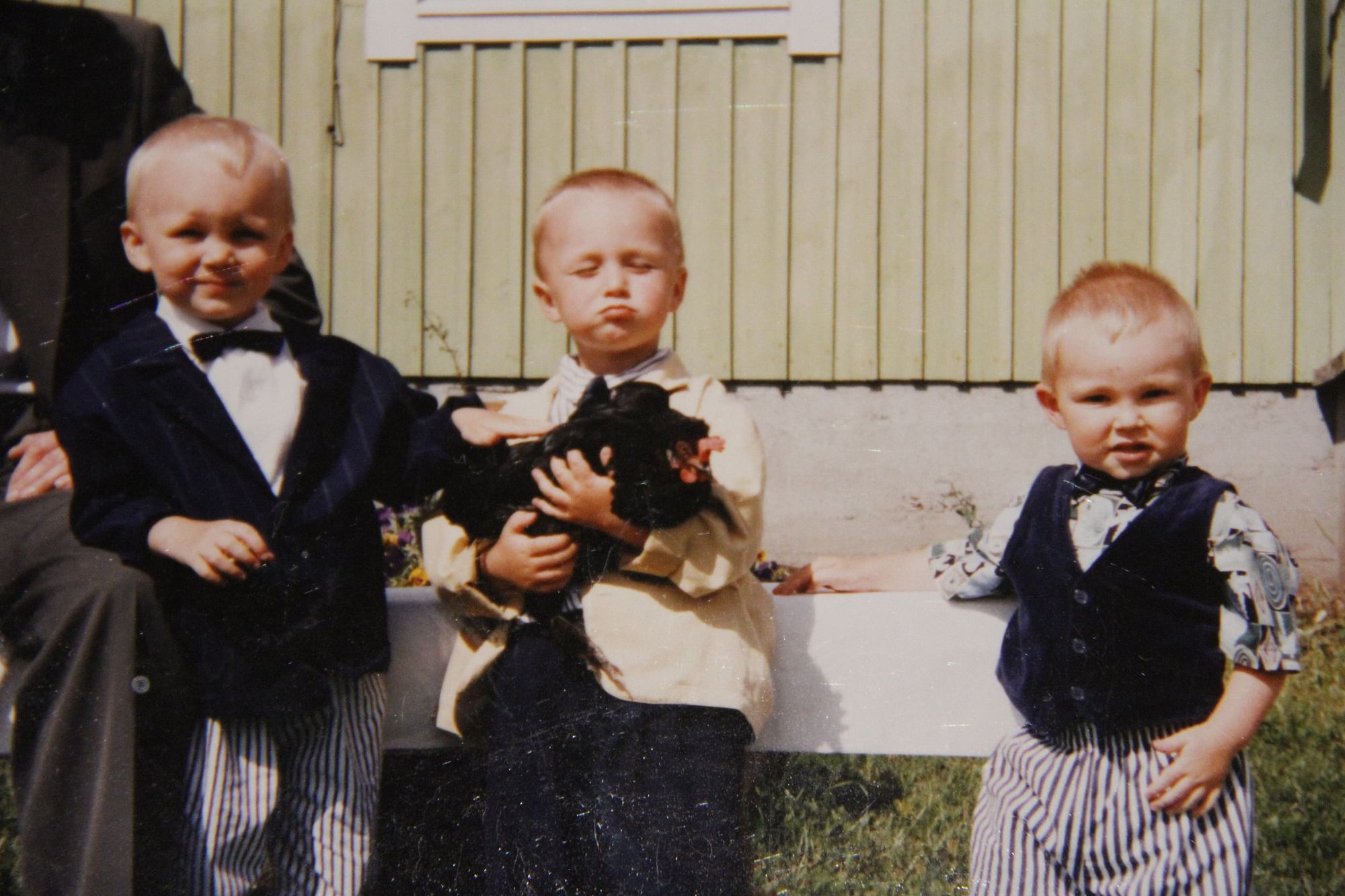 Hannu Torvinen serkkujensa kanssa kana sylissään.
