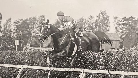 Ilmari Haimi  Keija-hevosella kenttäratsastuksen steeplechase-osuudella Helsingin olympialaisissa vuonna 1952. 