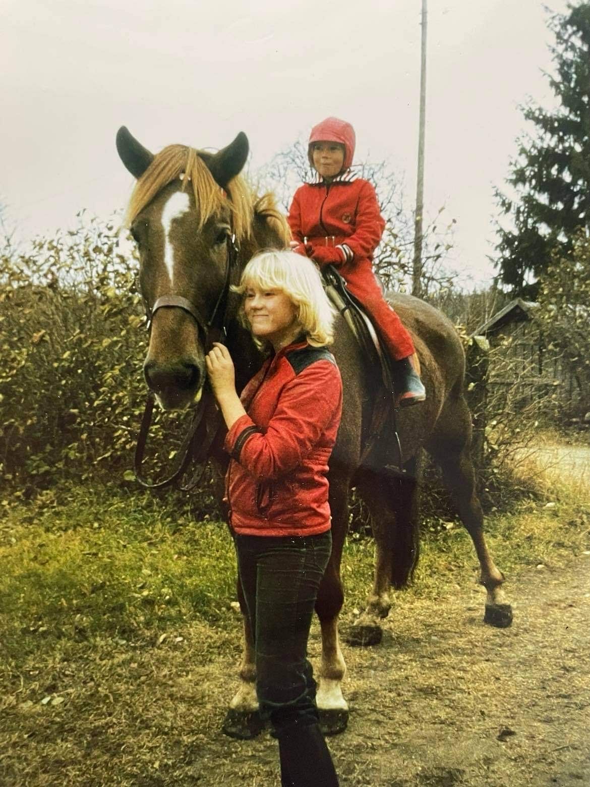 Sukulaistyttö ja suomenhevonen Huli vuonna 1976 kotona Kalvitsassa.