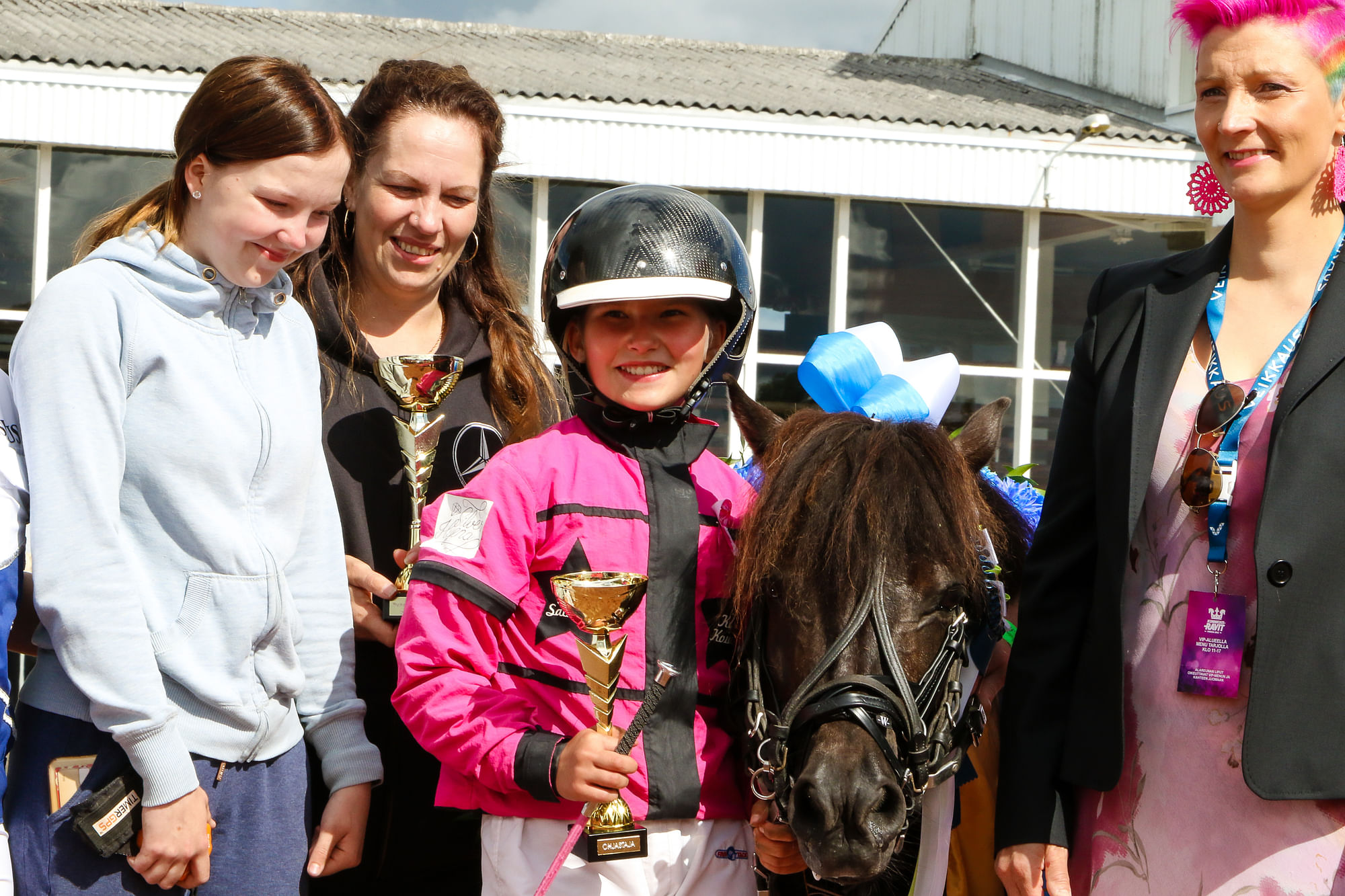 Saphira ja Viivi ja Raili Mäki-Jaakkola, Karla Koivisto ja Hippoksen hallituksen jäsen Tiina Kuosmanen.