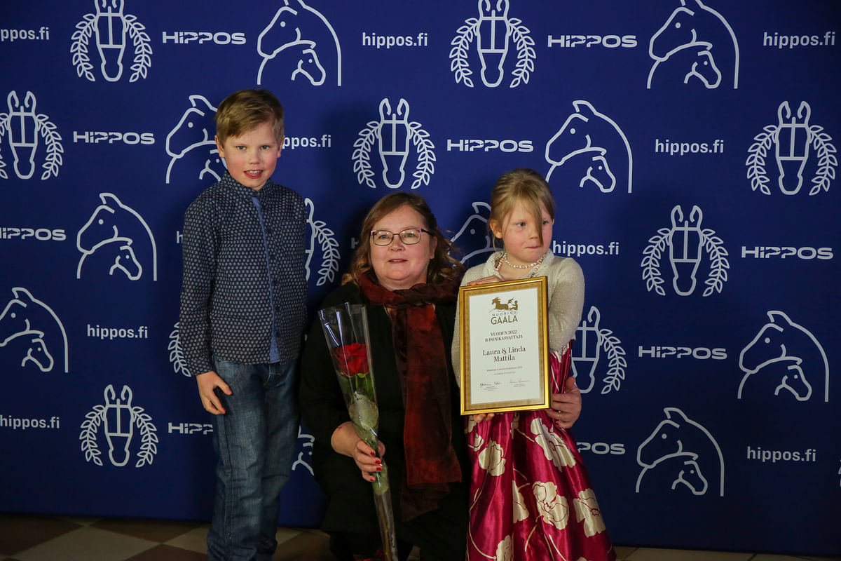 Vuoden B-ponikasvattajana palkittiin Laura & Linda Mattila., joiden puolesta vastaanotti heidän äitinsä Erja Mattila lapsenlapsineen.