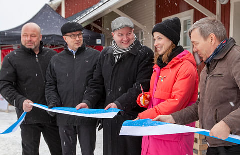 Eläinklinikan avajaisnauhaa leikkaamassa vasemmalta oikealle Mika Lohva, Tommi Tikka, Juha-Pekka Rusanen, Li Andersson ja Rauno Pikkarainen.



