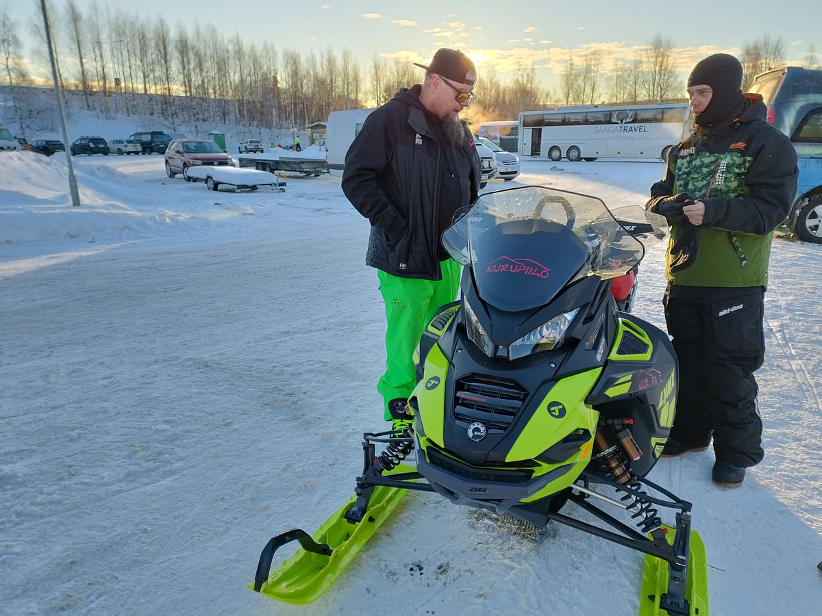 Juha Tepsa opastaa Santtu Raitalaa kelkan toimintojen suhteen.