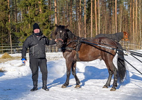 Kimmo Taipale ja Ohiheittäjä, joka on ollut yksi tallin alkukauden menestyshevosista.