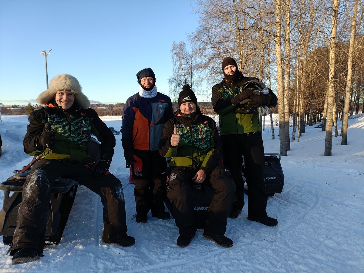 Tappi Hoikka (vas.), Örjän Kihlström,  Kimmo Kemppi ja Daniel Redén valmiina hyppäämään kelkan kyytiin.
