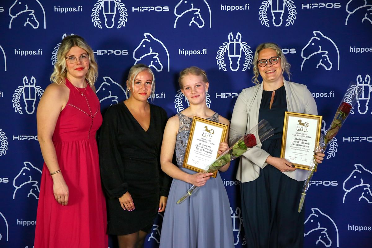 Vuoden sykähdyttävin hetki oli Broängens Ghosakraman ja Emmi Innasen SM-voitto. Taustajoukot: Jonna Pakkanen, Hanna Rahikka, Emmi Innanen ja Henna Koivisto.