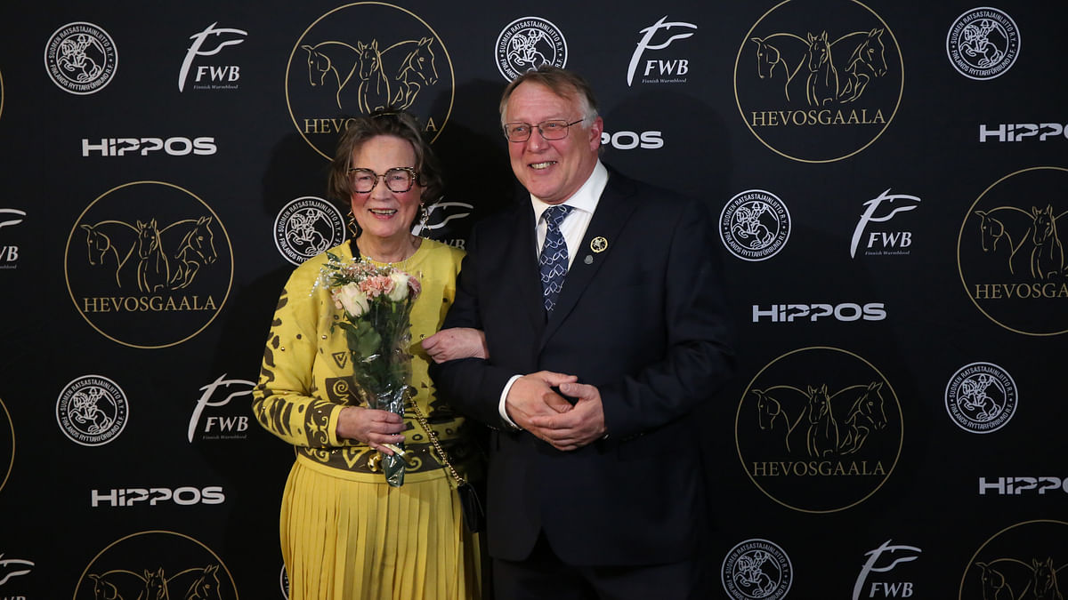 "Otetaan tällainen parisuhdekuva", ehdotti FWB-yhdistyksen kultaisen ansiomerkin saanut ratsukasvattaja Anja Lönnholtz yhdistyksen pitkäaikaiselle puheenjohtajalle Håkan Wahlmannille.