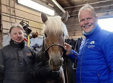 Teemu Kinnari (oik)  pääsi tapaamaan kampanjakiertueellaan Tapio Perttusta ja Armas Suomalaista.