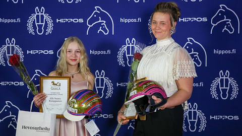 Keväällä Mikkelin nuorisogaalassa palkittiin vuoden 2022 Ponikypärät-voittajat Elli-Noora Romppanen ja Elin Sahlstén.