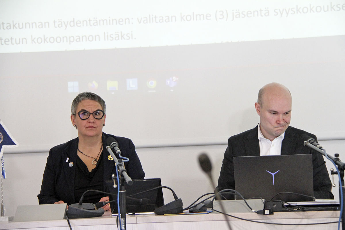 Marjukka Mannisella ja Jukka Koivistolla on pähkinää purtavaksi liiton taloudessa. Kuva viime vuoden kevätkokouksesta.