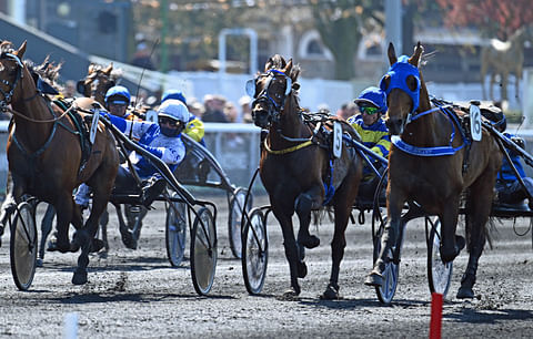 Sisäradan Etonnant pitää Usain Töllin (4) ja Hokkaido Jielin (5) takanaan.