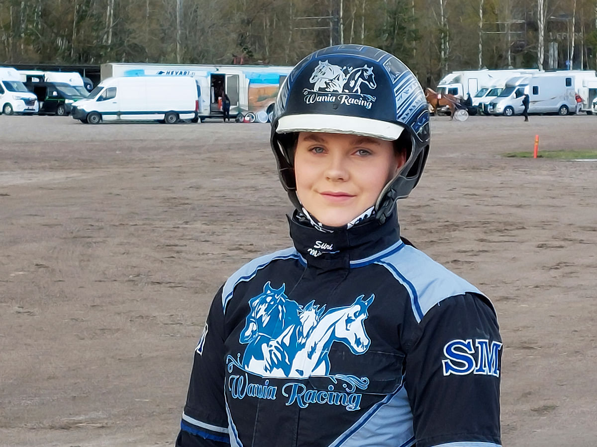 Siiri Mäkinen nauttii kaikesta raviurheilusta. Hän kuvailee itseään voitontahtoiseksi ja hevosta ymmärtäväksi, rauhalliseksi kuskiksi.