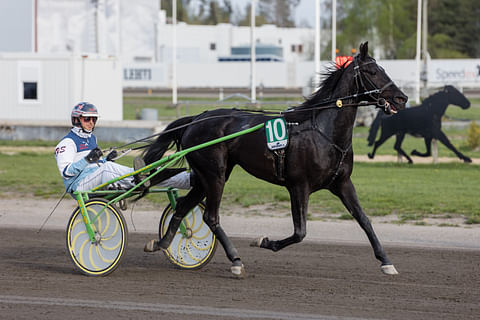 Riku Salminen ajoi Forssassa kaksi ykköstilaa. Tässä hän ohjastaa Saonoita.