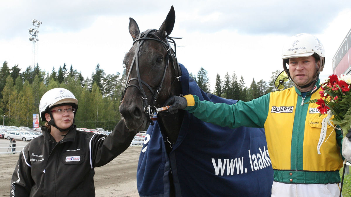 Hanna Pasasen valmentama Rowhill's Queen juoksi Jouni Vainion ajamana kauden 2008 aikana 10 voittoa. Vainio nimeää tamman kilpailupäänsä ansiosta parhaaksi ajokikseen.