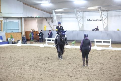 Katja Karjalainen, Fabriano Sil ja hevosenomistaja Minna Reino kisatilanteessa. 