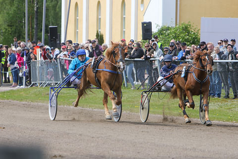 Kotiradan Herra Kihisee (vas.) ja ratamestarinakin aiemmin toiminut Antti Ristola palasivat voittokantaan kotiyleisön kannustamina.