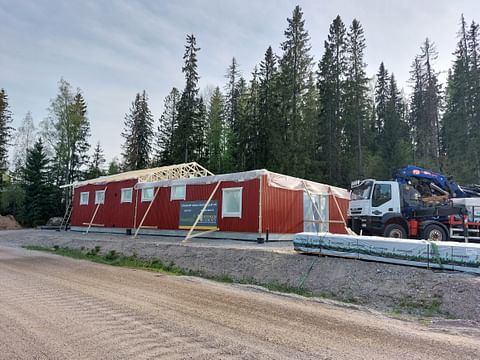 Leo Mönttisen kahdeksan hevosen tallin ja sosiaalitilojen seinäelementit olivat maanantai-iltana jo paikoillaan.