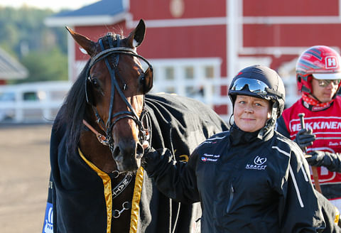 Riikka Lehto oli Time Matchin hoitaja, kun se voitti 11.10.2020 kaksivuotiaiden Kasvattajakruunu -finaalin. Lauantaina hänen Madrero hakee huippuonnistumista.