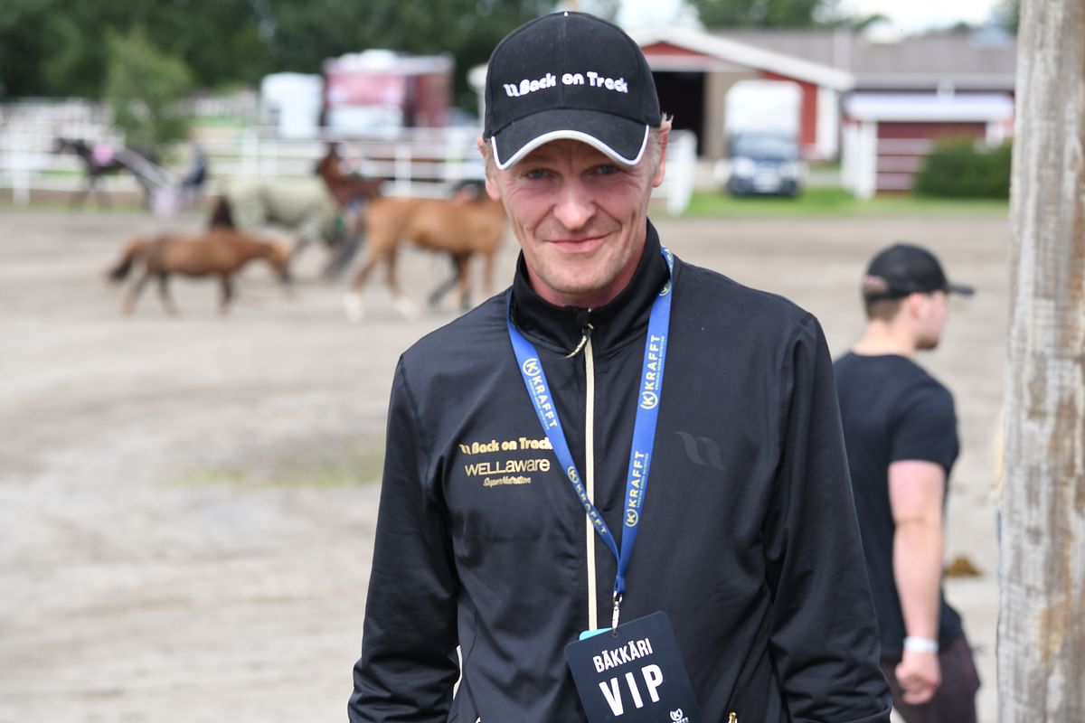 Toni Niemisellä on hevostäyteinen viikonloppu. Arkistokuvassa hän on Seinäjoen kuninkuusraveissa vuonna 2020.
