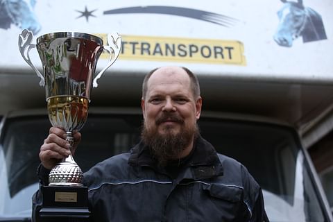 Jukka-Pekka Hukkanen piteli toissa syksynä Kriteriumin palkintopystiä hänen valmentamansa Planbeen voitettua kisan.