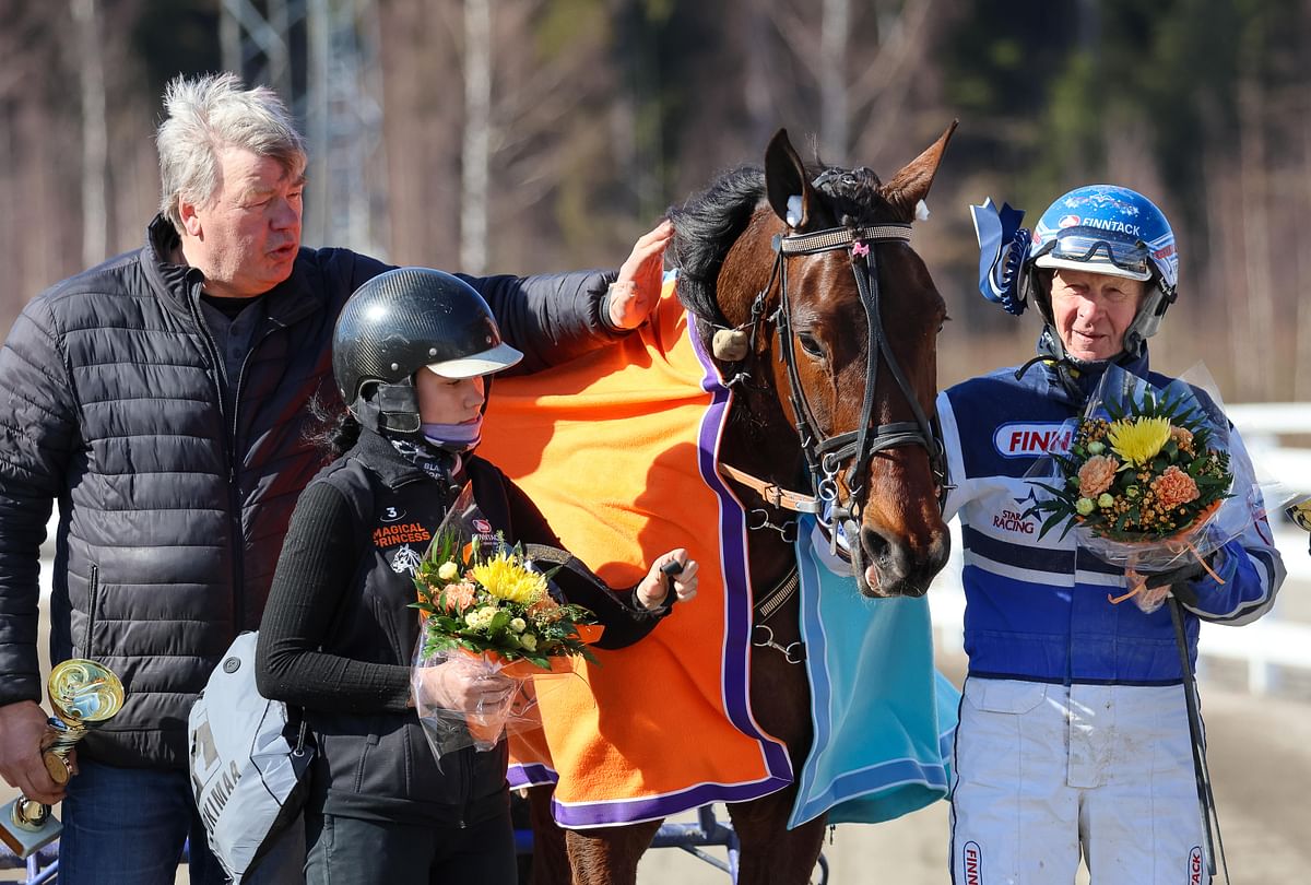 Tapio Lehtoranta (vas.) kiitti Magical Princessiä huhtikuussa Suur-Hollolan Best Ladyn voitosta.
