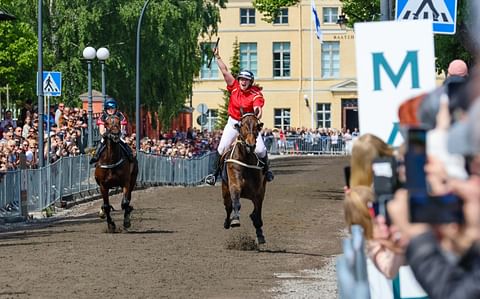 Luxorious Lordilla voitti yhteensä 12 ohjastajaa. Marinka Salmisen voitto tuli Haminan Cityravien montésta.