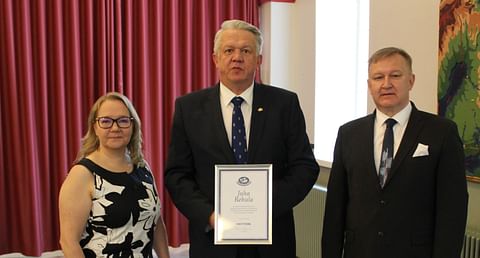 Toimitusjohtaja Minna Mäenpää ja puheenjohtaja Antti Lehtisalo luovuttivat Juha Rehulalle Hippoksen kultaisen ansiomerkin.