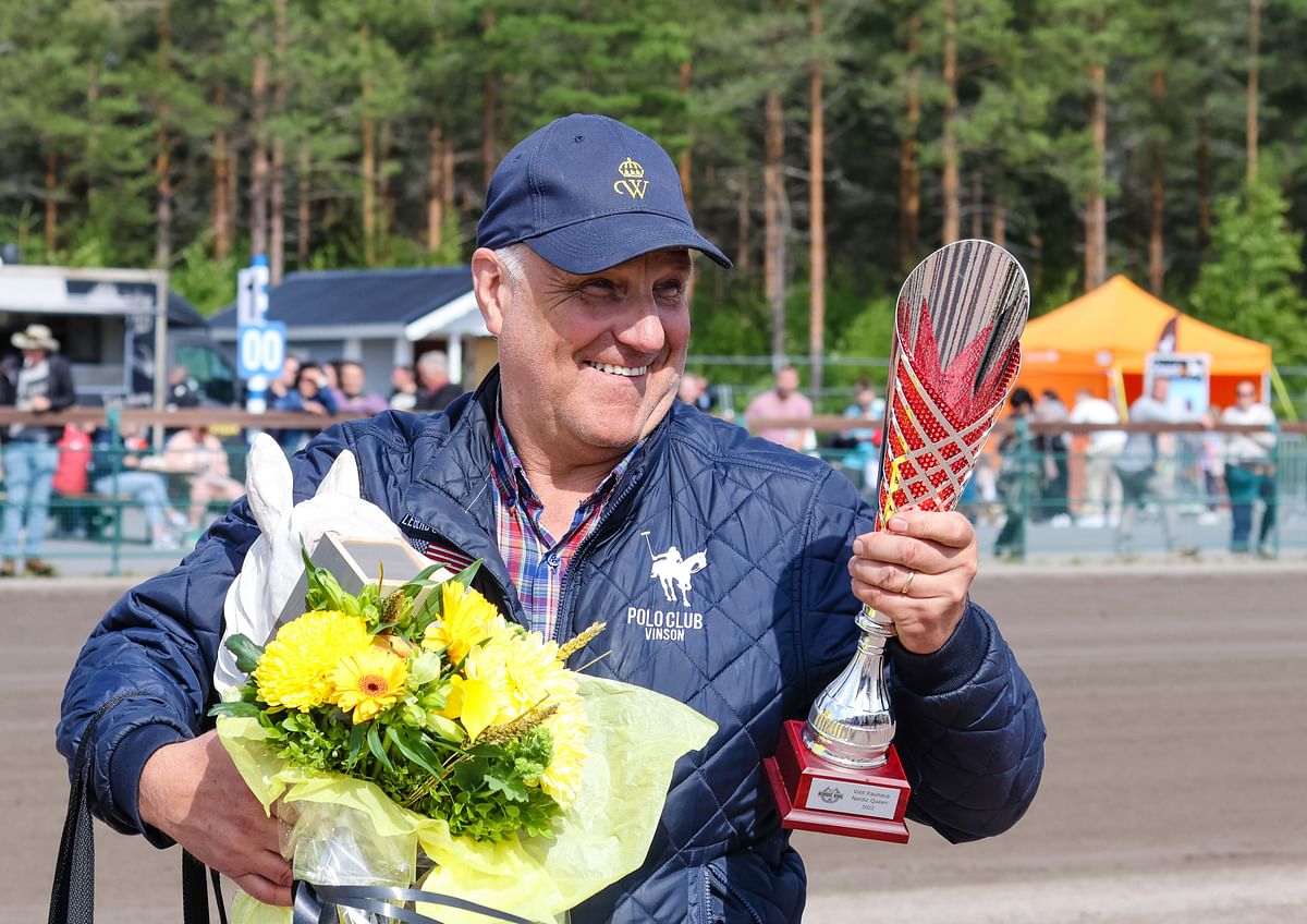 Jan-Olov Persson juhlatuulella Härmässä, Stjärnblomster voitti.