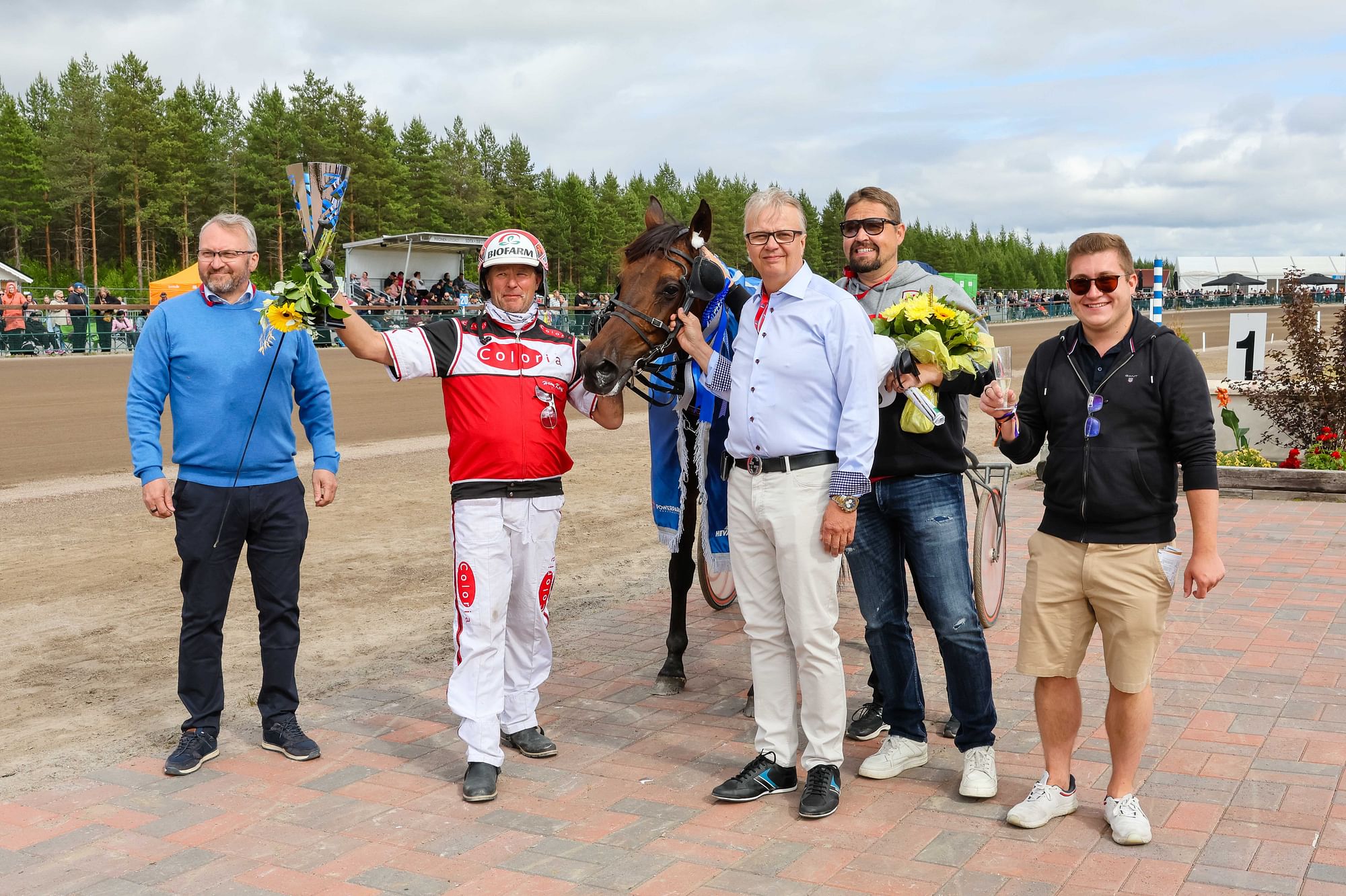 Hierro Bokon omistajat, vasemmalta Jyrki Viitala, Hannu Korpi, Ari Mäenpää, Eero Salokangas ja Toni Sarkama, juhlivat Käyttöauton Mailin voittoa juhannuksena Härmässä.
