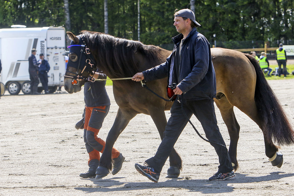 Aki Parviainen ja Eldson Kausalan kesäraveissa. Reissusta tuloksena oli toinen sija.