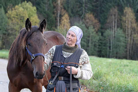Katja Suontaustaa odottaa syksyllä paluu hevosenhoitajan tehtäviin.