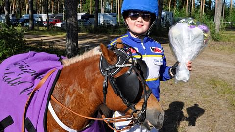 Torniolainen Henni Koivurova ajoi ponilähdössä elämänsä ensimmäisen voiton. Lahjaksi saadussa ajopuvussa on voittajakehistä tutut värit.