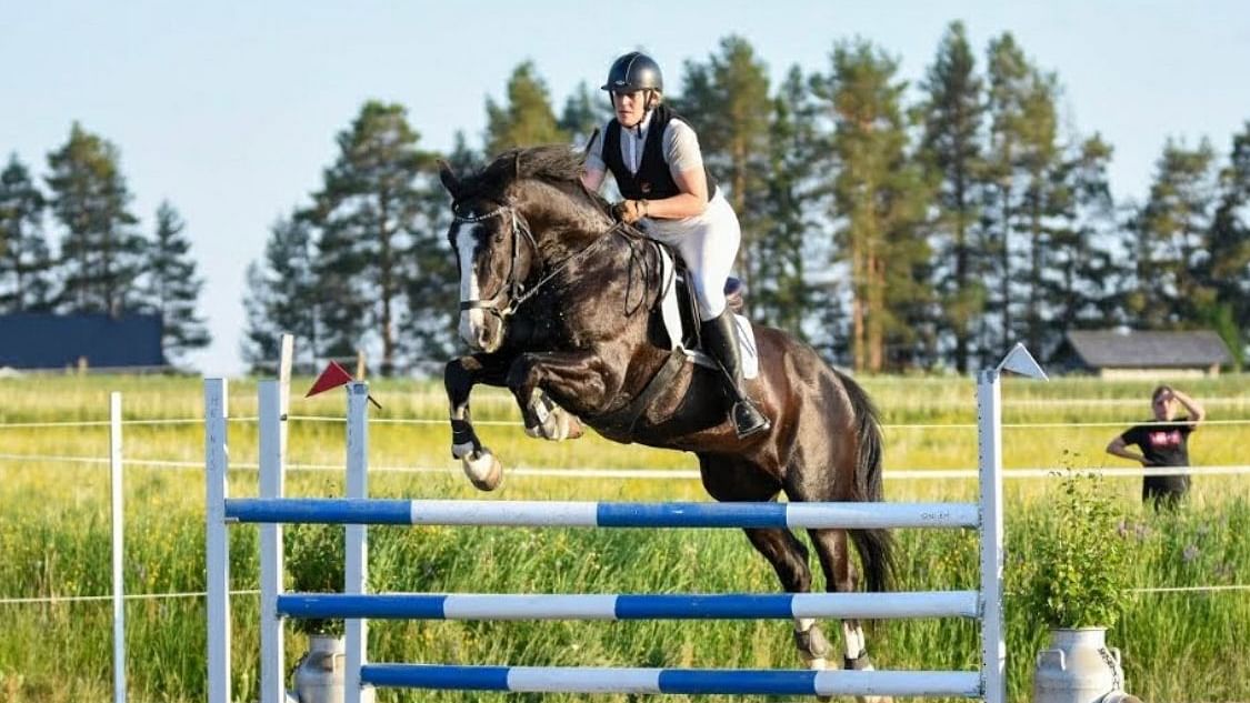 Kristiina Tikkasen kasvattamalle ja kuvassa ratsastamalle Niki-ruunalle tuli nopea lähdön hetki ukonilmalla kotilaitumella tämän viikon torstaina. 