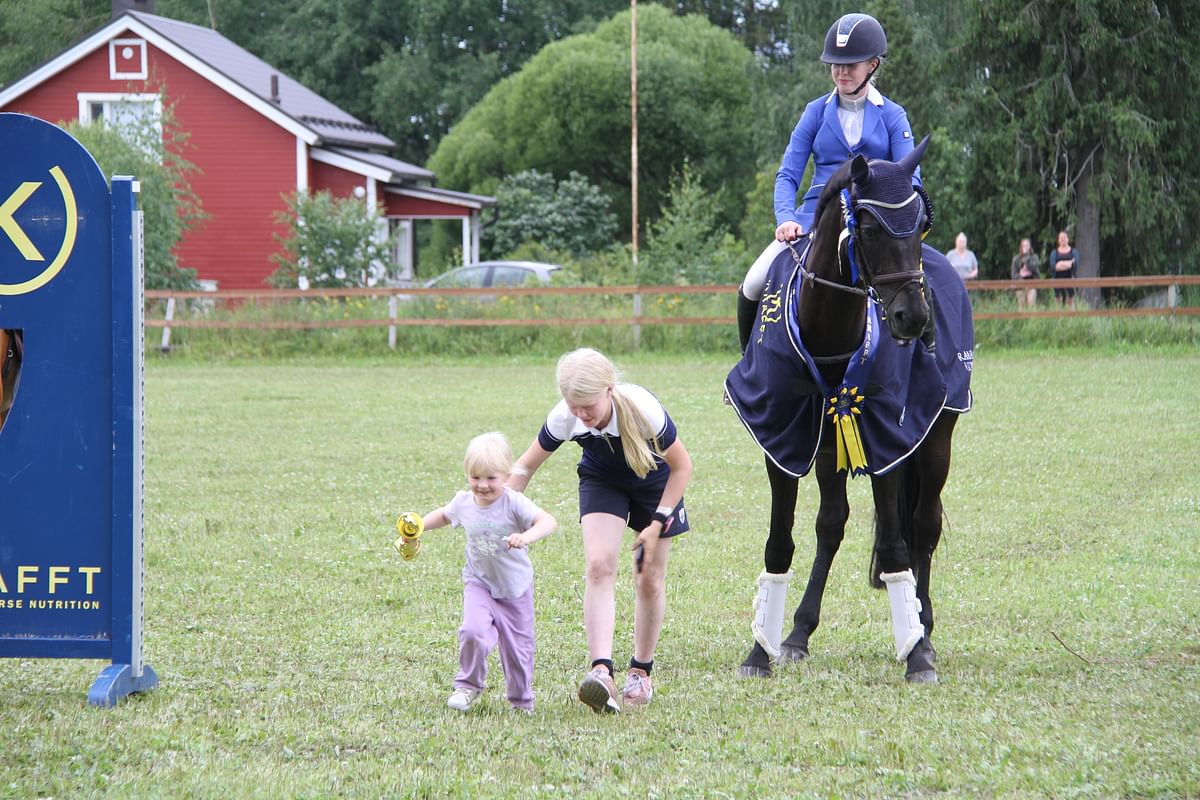 Veera Manninen ja Sir Greg ovat Ranskan Normandiassa, Haras du Pinin kenttäratsastuksen EM-kisoissa. 