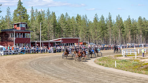 Kurtakon raviradan aidan varrella kesäravitapahtumaa seurasi runsaslukuinen yleisö.