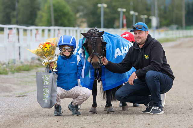 10-vuotiaat Diaz Dark ja Mikaela Hirvi pääsivät päivän päätteeksi Joni-Petteri Irrin onniteltaviksi.