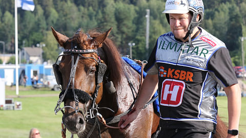 Evartti ja Antti Ojanperä tulossa pois radalta kuninkuuskisan 3100 metrin osalähdön jälkeen.