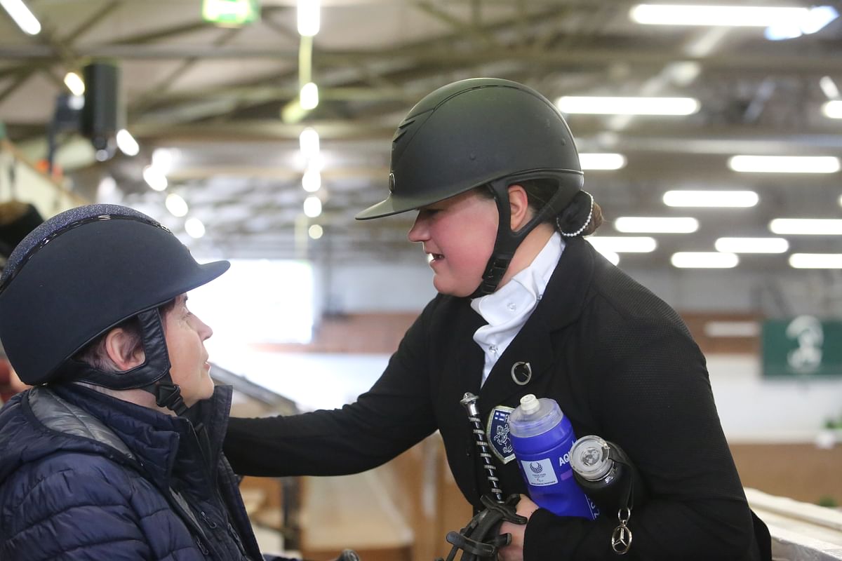 Joukkutoverit Katja Karjalainen ja Pia Reitti ratsastiat viikonloppuna Tanskan CPEDI-kisoissa samalla hevosella. 