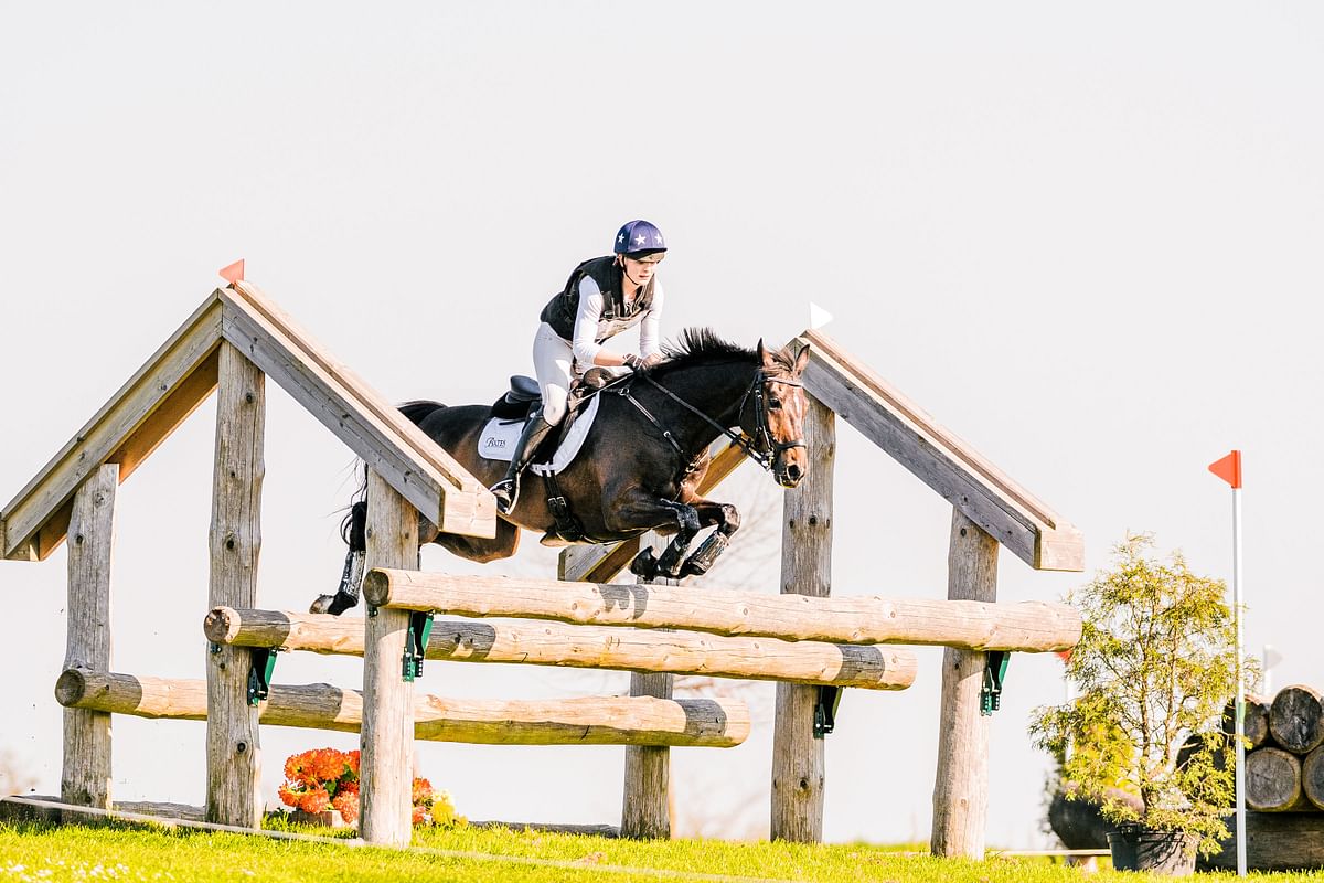 Veera Manninen ja Sir Greg ovat Ranskan Normandiassa, Haras du Pinin kenttäratsastuksen EM-kisoissa. 