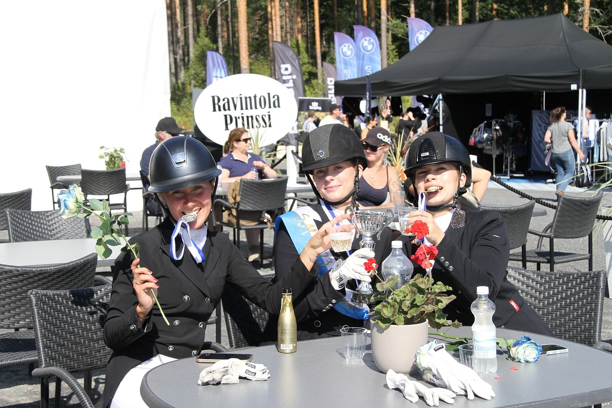 Pinja Järvinen, Martta Palola ja Veera Paloheimo juhlivat yhdessä.