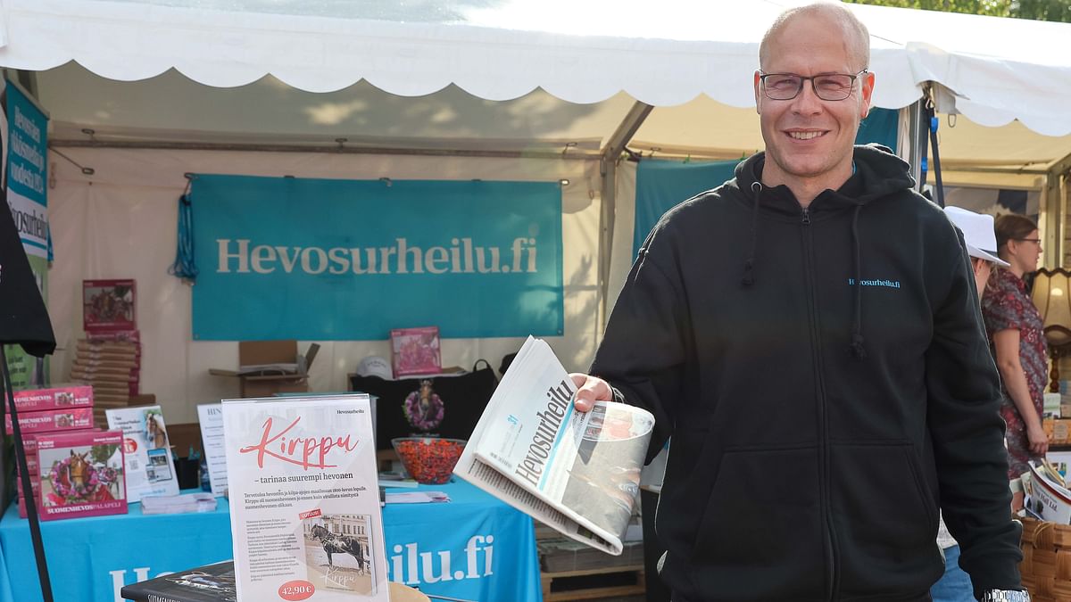 Kirppu-kirja oli myynnissä Petri Kuitusen isännöimällä Hevosurheilun pisteellä Kouvolan Kuninkuusraveissa.
