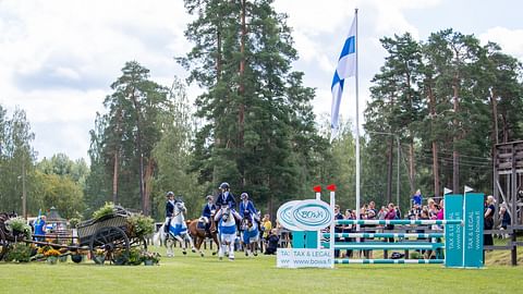 Suomen kultamitalijoukkue kunniakierroksella. 