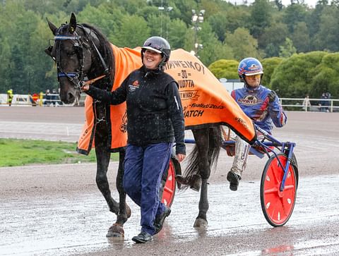 Crepe Match toi Koivusen talliin historian toisen lämminveristen derbyvoiton. Olli Koivunen ohjasti, Gisela Koivu hoitaa.