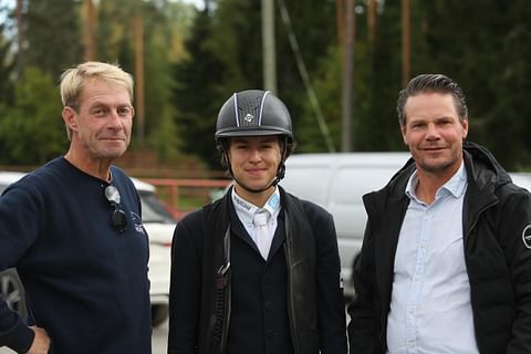 Lasten ja poniratsukoiden maajoukkuevalmentaja ja Jone Illin henkilökohtainen valmentaja Kari Nevala, Jone Illi ja maajoukkuekapteeni Mikko Mäentausta. 