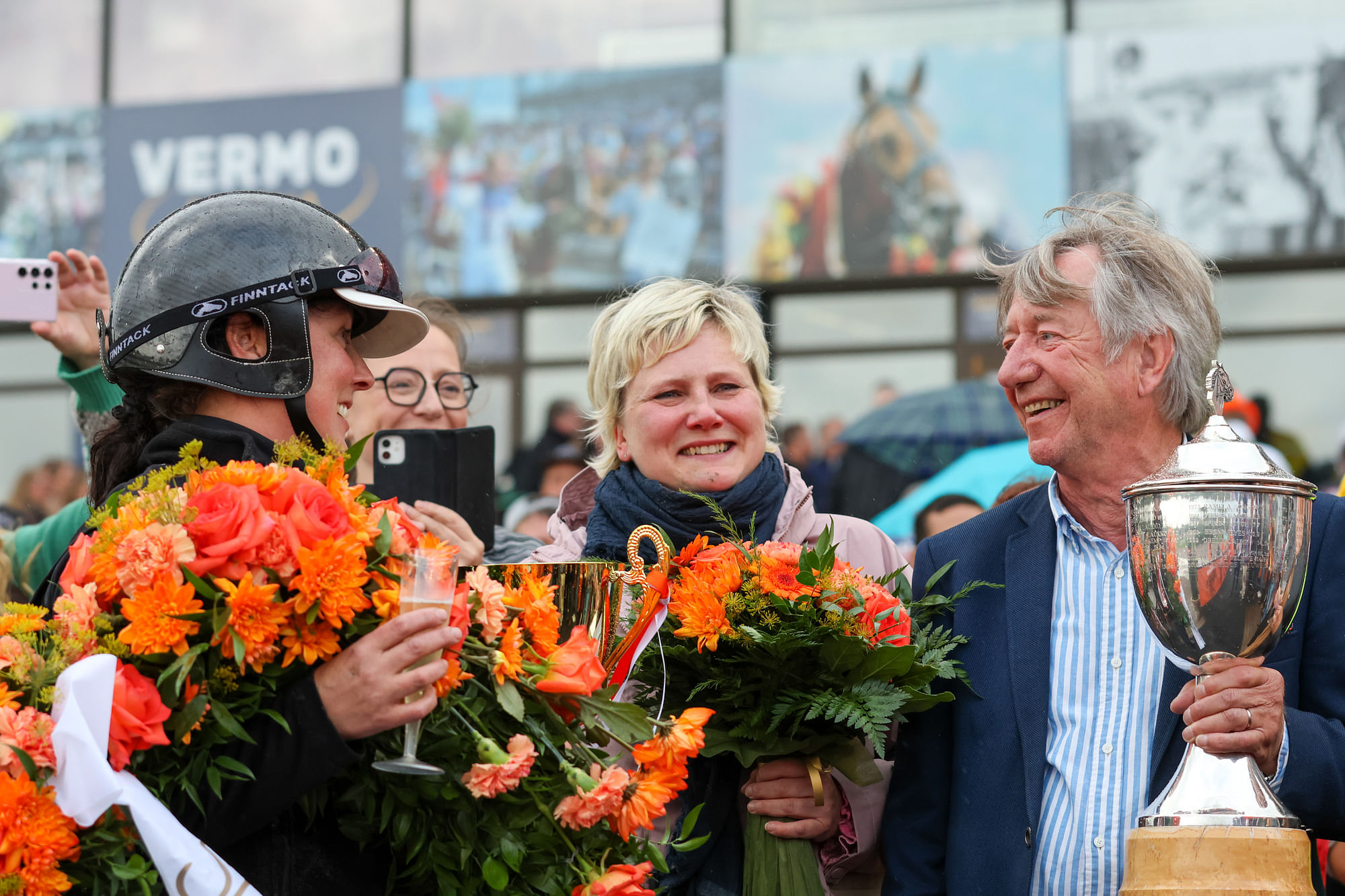 Heikki Salakarilla (oikella) oli hymy herkässä voittajaseremonioissa.