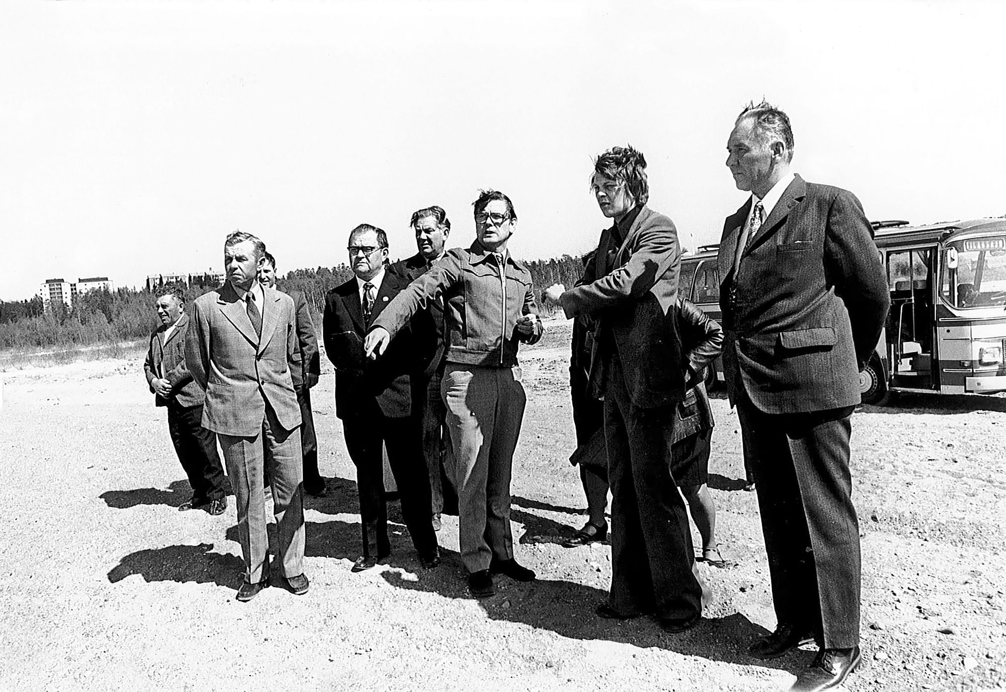 1970-luku oli raviurheilun kultainen vuosikymmen. Rakenteilla olevaa Vermoa esittelevät 1976 Neuvostoliiton ravijoukkueelle joukon keskellä Hippoksen puheenjohtaja Erkki Rajakoski ja tiedotussihteeri Matti Mahlamäki.