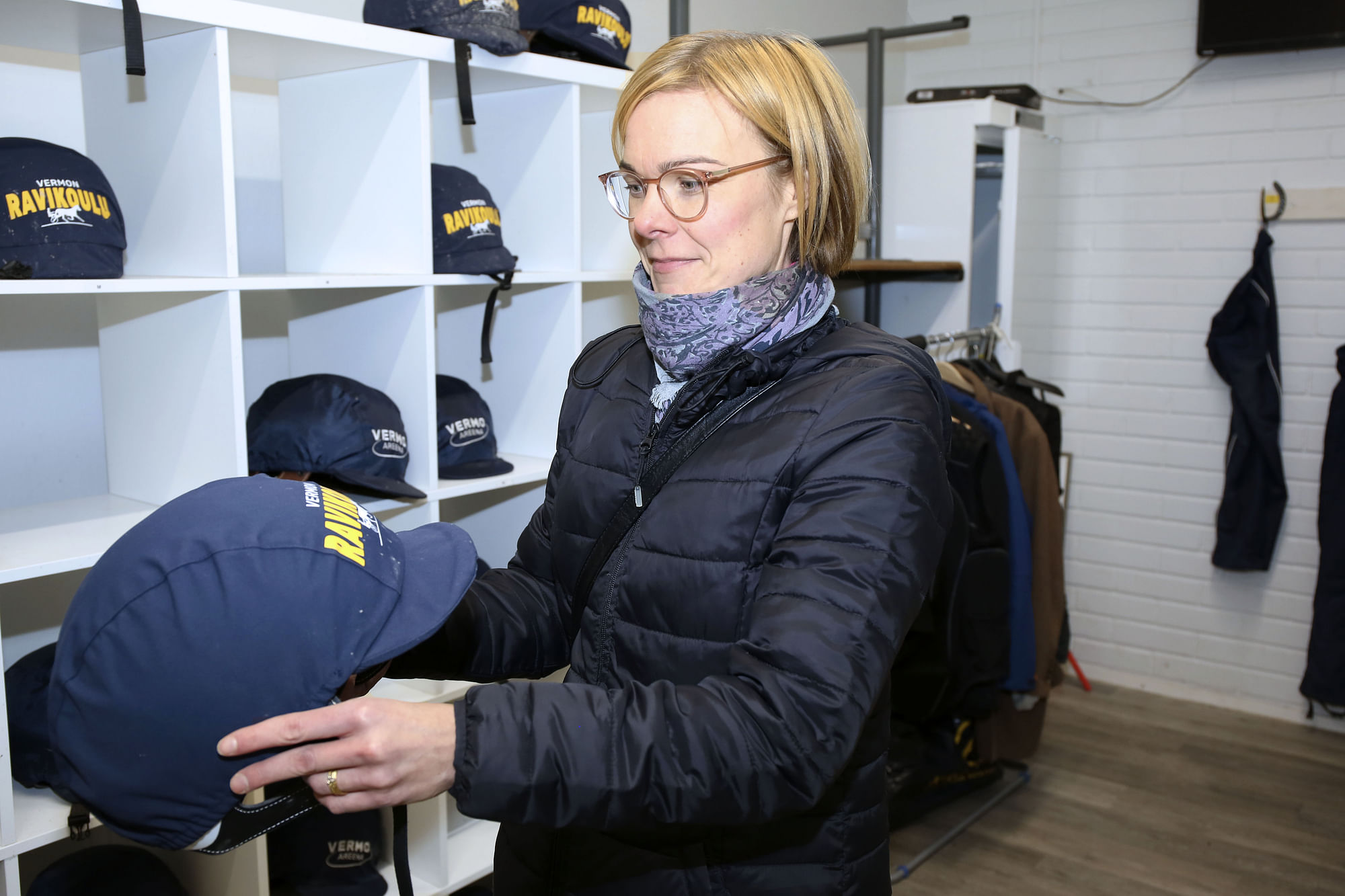 Hanna Willberg valitsi pukuhuoneessa kypärää. Radan puolesta järjestyvät ajovarusteet, -lasit ja kypärä.