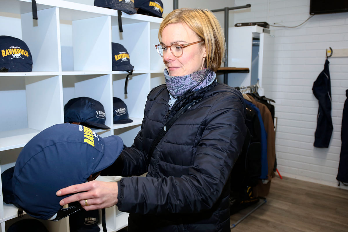 Hanna Willberg valitsi pukuhuoneessa kypärää. Radan puolesta järjestyvät ajovarusteet, -lasit ja kypärä.